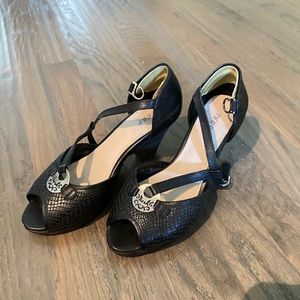 T-strap buckle heels sandals